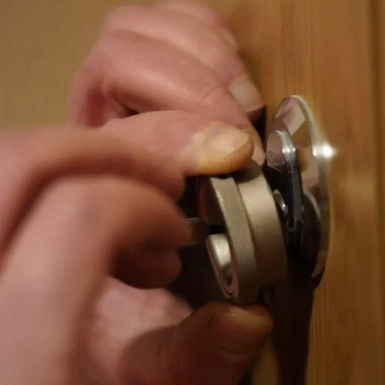 Avarinis_duru_atrakinimas_avarinis_duru_atrakinimas_Vilniuje_Vilnius_avarinis_duru_atrakinimas_kaina_visa_para_SOS_ATRAKINIMAS_ad7