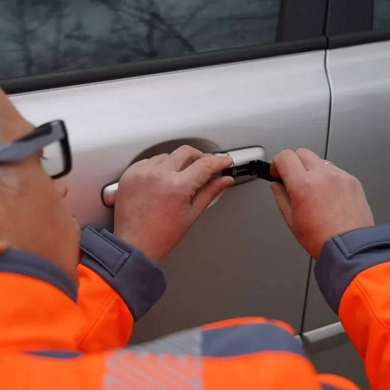 automobilio-spynos-avarinis-atrakinimas