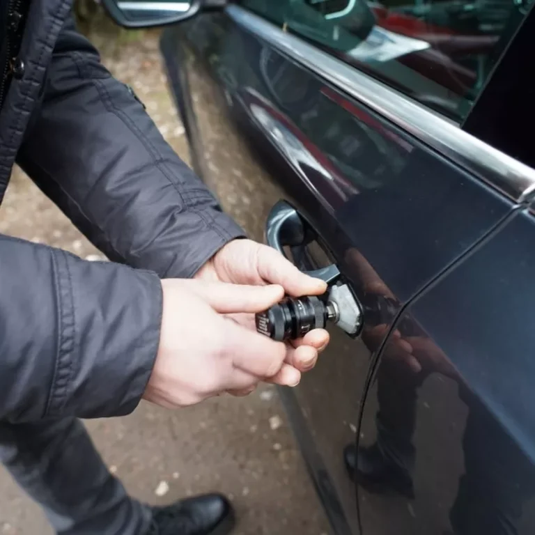 avarinis-automobilio-atrakinimas