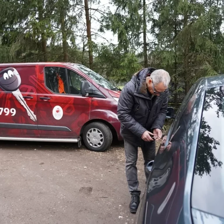 avarinis-duru-spyneles-atrakinimas_1