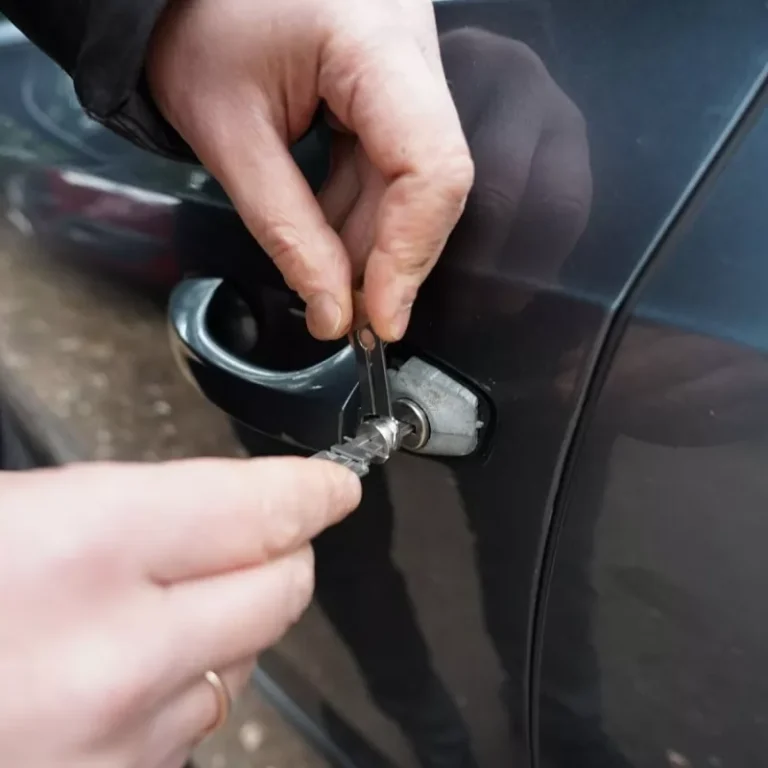 avarinis-duru-spynos-atrakinimas_0